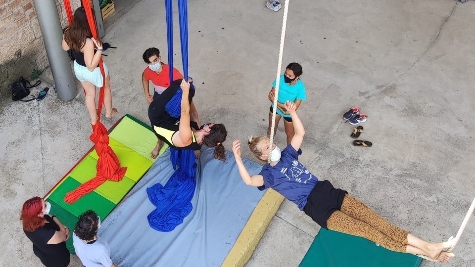 Taller de Circ per a joves, a càrrec de CircPonent, al Centre d'Art la Panera. Fotografia: Cristina Mongay.