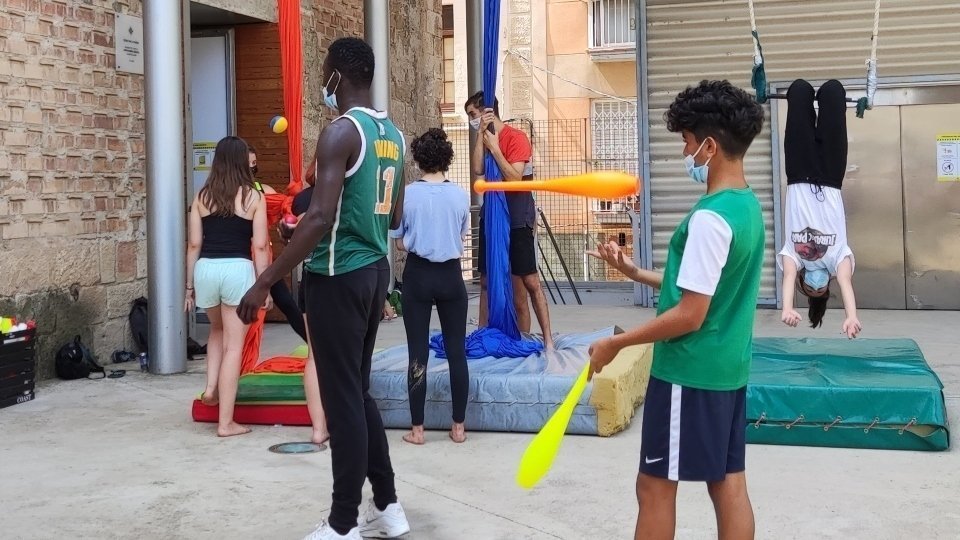 Taller de Circ per a joves, a càrrec de CircPonent, al Centre d'Art la Panera. Fotografia: Cristina Mongay.