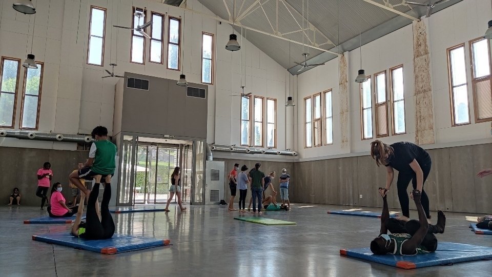 Taller de Circ per a joves, a càrrec de CircPonent, al Mercat del Pla. Fotografia: Cristina Mongay.