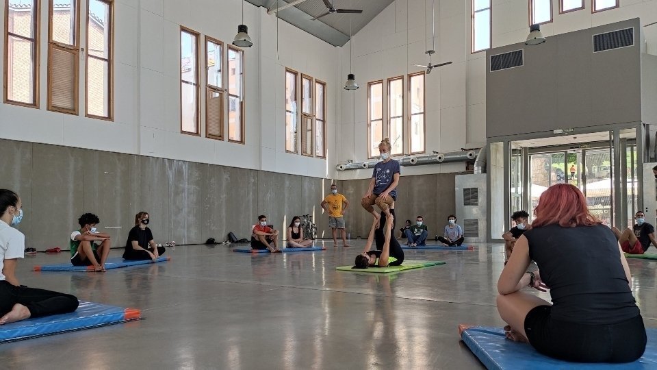 Taller de Circ per a joves, a càrrec de CircPonent, al Mercat del Pla. Fotografia: Cristina Mongay.