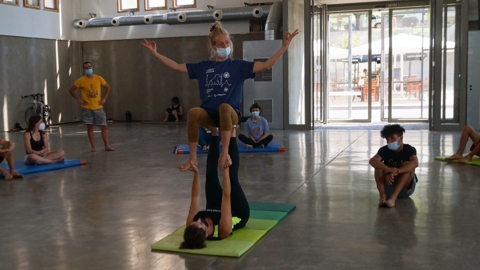 Taller de Circ per a joves, a càrrec de CircPonent, al Mercat del Pla. Fotografia: Cristina Mongay.