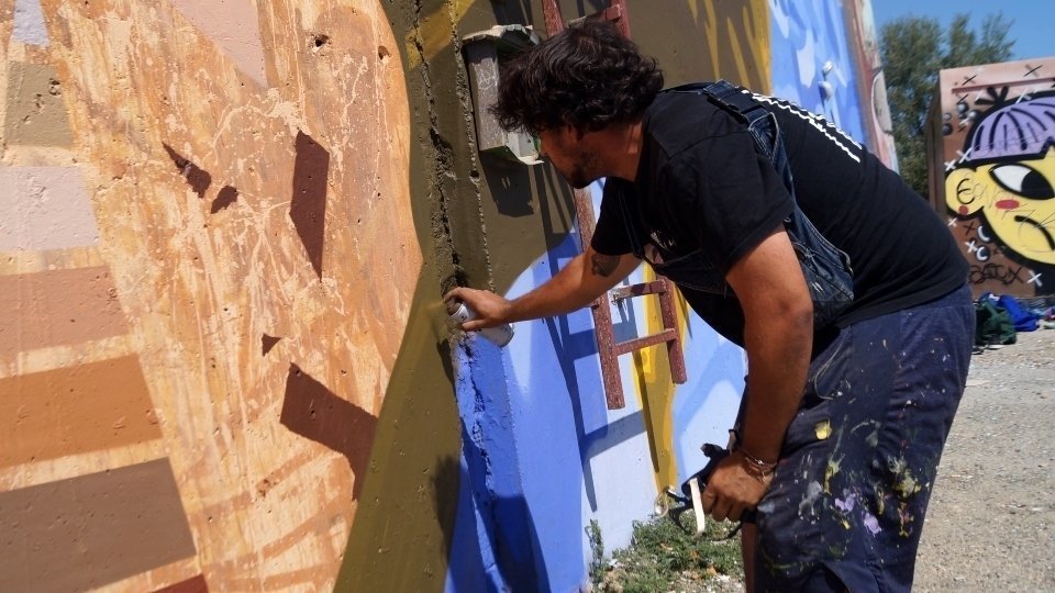 Llukutter pintant el mural gegant del Rocòdrom de Pardinyes. Fotografies: Cristina Mongay.