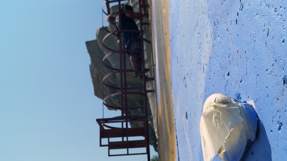 Llukutter pintant el mural gegant del Rocòdrom de Pardinyes. Fotografies: Cristina Mongay.