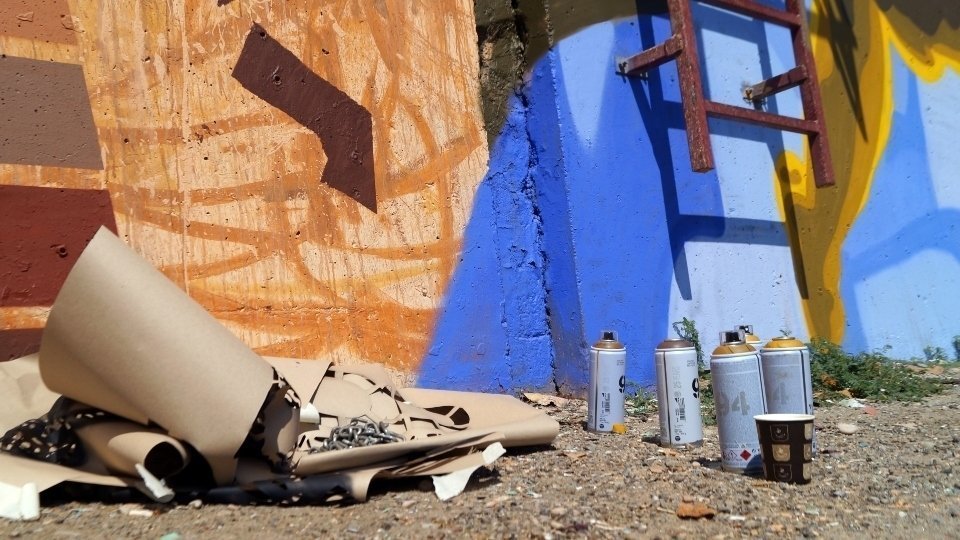 Llukutter pintant el mural gegant del Rocòdrom de Pardinyes. Fotografies: Cristina Mongay.