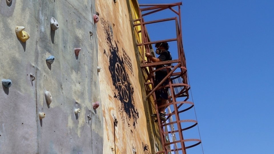 Llukutter pintant el mural gegant del Rocòdrom de Pardinyes. Fotografies: Cristina Mongay.