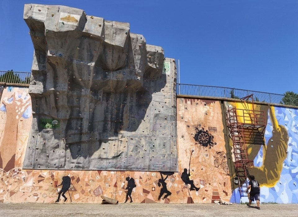 Llukutter pintant el mural gegant del Rocòdrom de Pardinyes. Fotografies: Cristina Mongay.