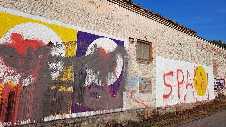 Vandalisme als murals del Palau d'Anglesola @AjPalau