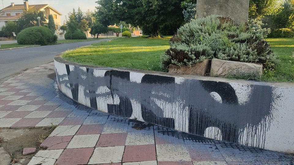 Vandalisme als murals del Palau d'Anglesola @AjPalau