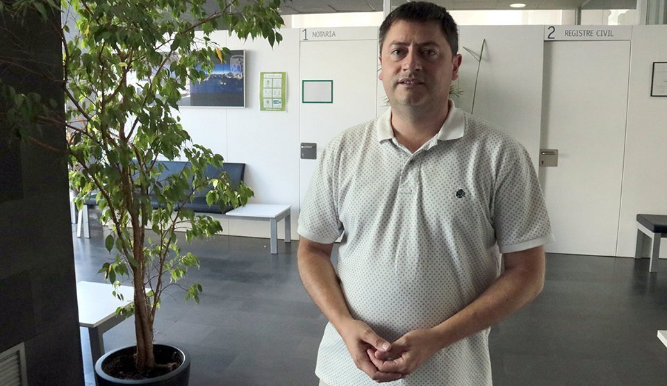 Pla mitjà de l'alcalde d'Alcarràs, Jordi Janés, el 6 d'agost del 2021. (Horitzontal)