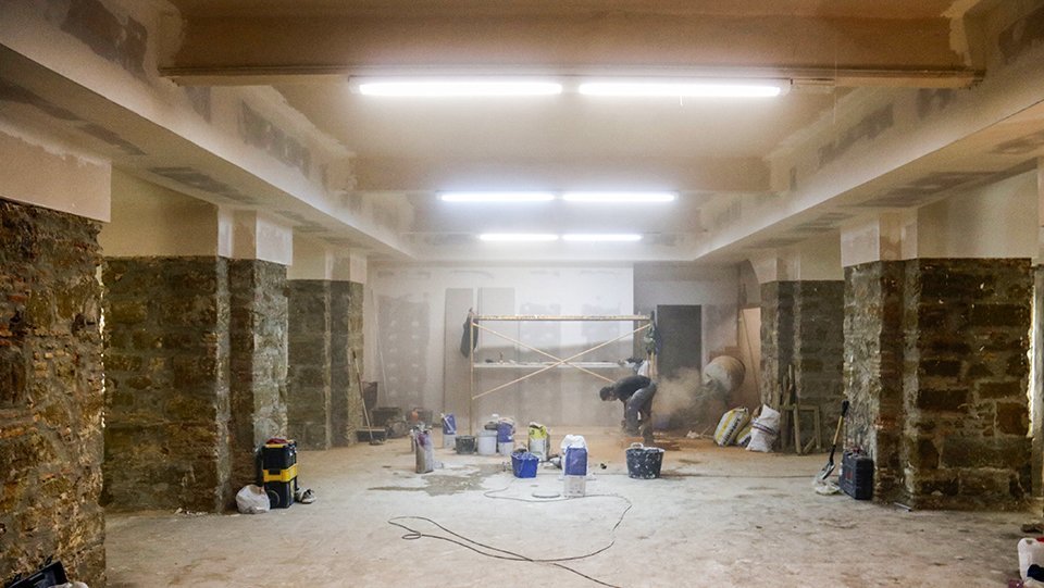 Pla obert de les obres que s'estan fent a l'església de Sant Pere de Lleida per acollir columbaris al soterrani. Imatge del 27 de juliol de 2021. (Horitzontal)