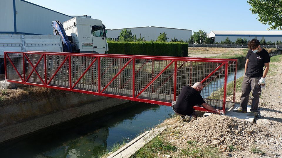 Els operaris collen la passarel·la al canal del Palau d'Anglesola