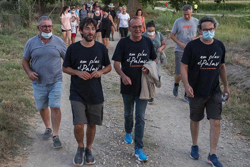 Miquel Pueyo i Francesc Balcells recorren a peu un tram de la via verda @JosepA.Pérez