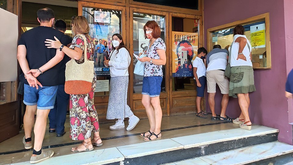 Públic a l'entrada del cinema Magestic de Tàrrega