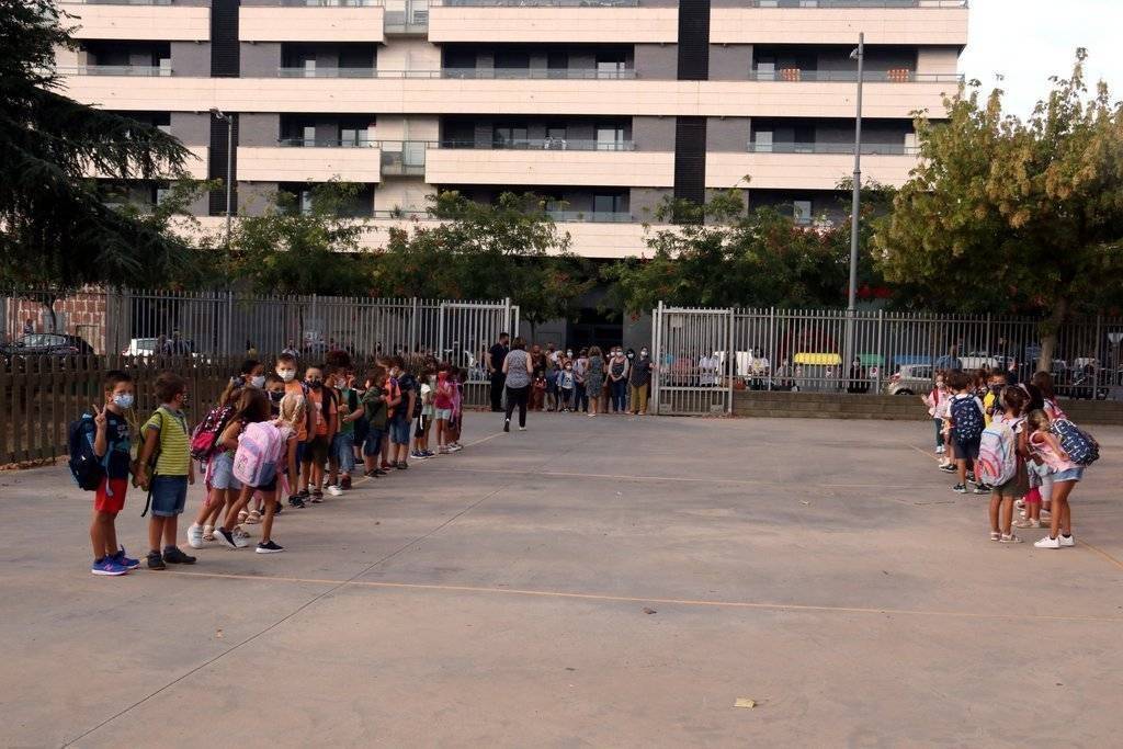 Salvador MiretImatge de les files d'alumnes de l'escola Frederic Godàs de Lleida per accedir al centre, el 13 de setembre del 2021. (Horitzontal)