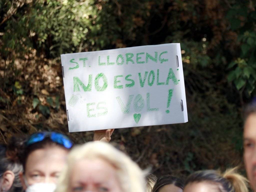 Anna BergaPla curt d'un cartell on s'hi llegeix 'Sant Llorenç no es vola, es vol' a la concentració que s'ha fet Sant Llorenç de Montgai per demanar a la Diputació de Lleida l'aturada de les obres a la Paret de l'Os, el 19 de setembre de 2021. (Horitzontal)