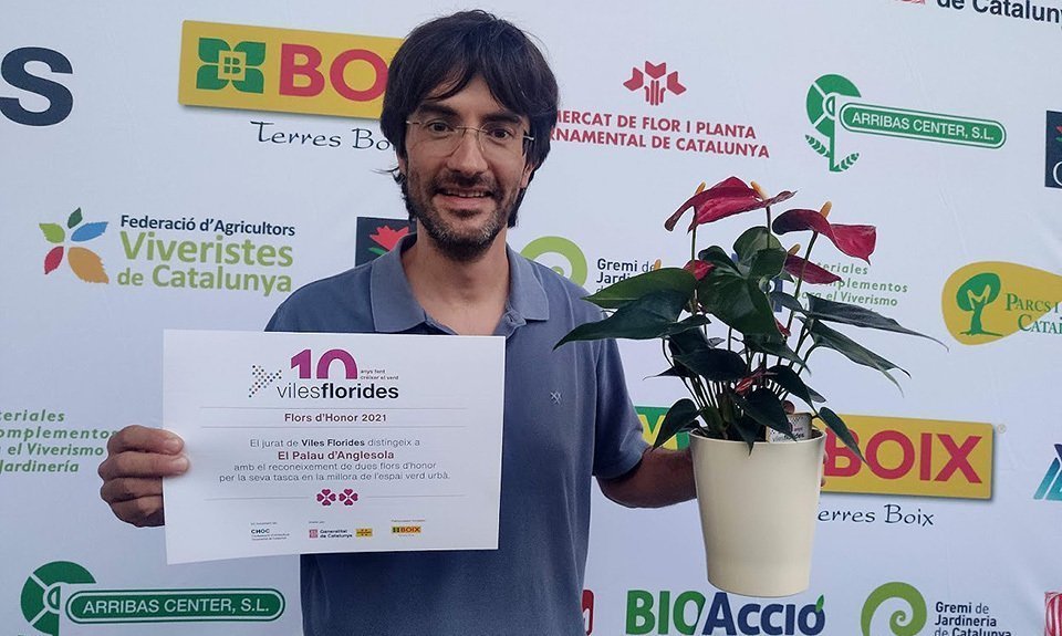 L'alcalde del Palau Francesc Balcells mostra el gardons @Palau