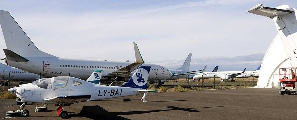 Avioneta i diferents avions estacionats a l'aeroport de Lleida-Alguaire @OriolBosch