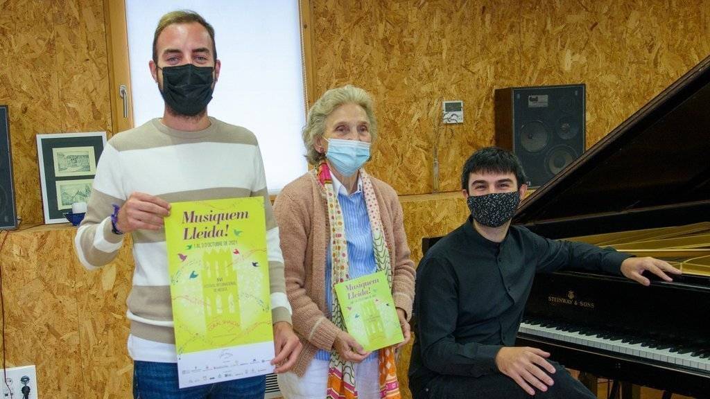 Pla obert de la presentació de la 16a edició del festival 'Musiquem Lleida!', amb el regidor de Festes de la Paeria, Ignasi Amor; la directora del festival, Carme Valls, i el músic Bernat Giribet, el 23 de setembre del 2021. (Horitzontal)