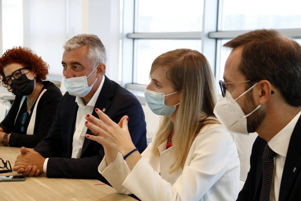 Laura CortésPla tancat de la consellera d'Acció Exterior, Victòria Alsina, durant la reunió amb autoritats de l'Alguer, al mateix aeroport. Imatge del 24 de setembre de 2021. (Horitzontal)