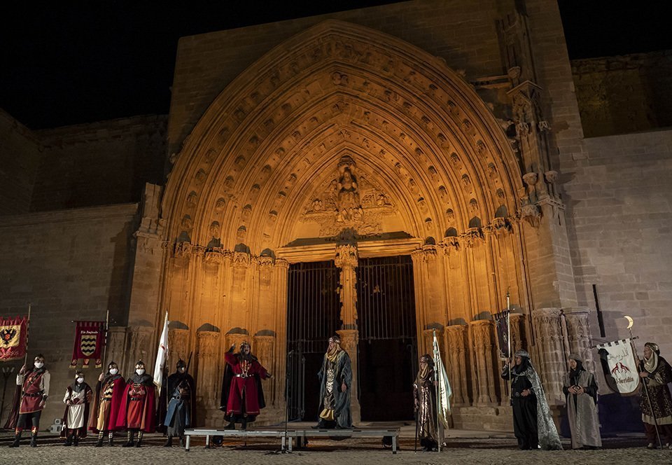 Escenificació de Moros i Cristians a la Porta dels Apòstols de la Seu Vella @JaviMartín