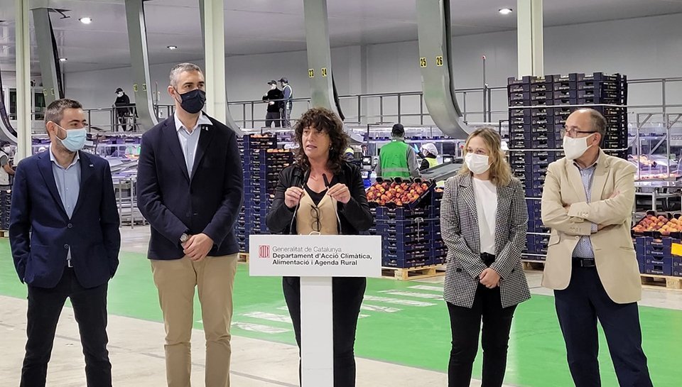 La consellera d'Acció Climàtica, Teresa Jordà, visitant una central fructícola d'Albatàrrec @OriolBosch