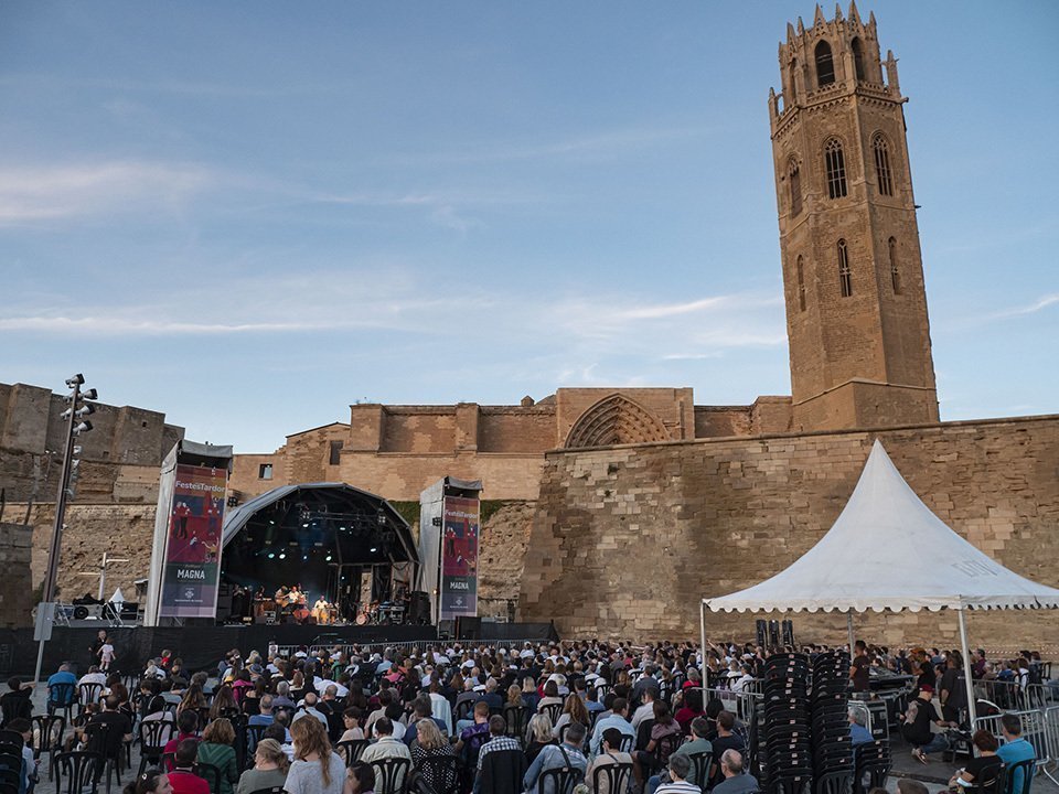 Escenari a la plaça de La sardcana de la Seu Vella @JaviMartín