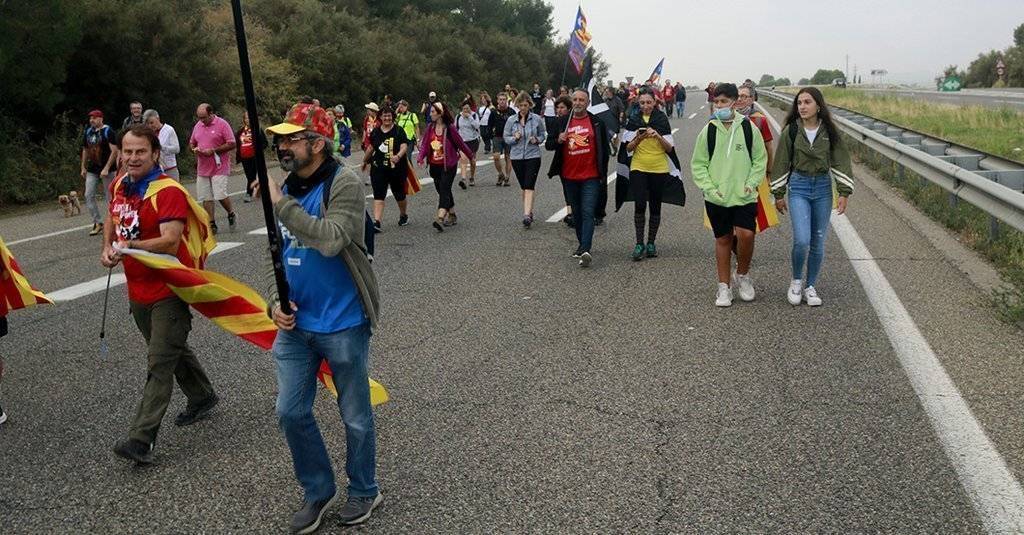 Participants a la Marxa de Ponent caminant per l'autovia A-2 a Alcarràs @AnnaBerga
