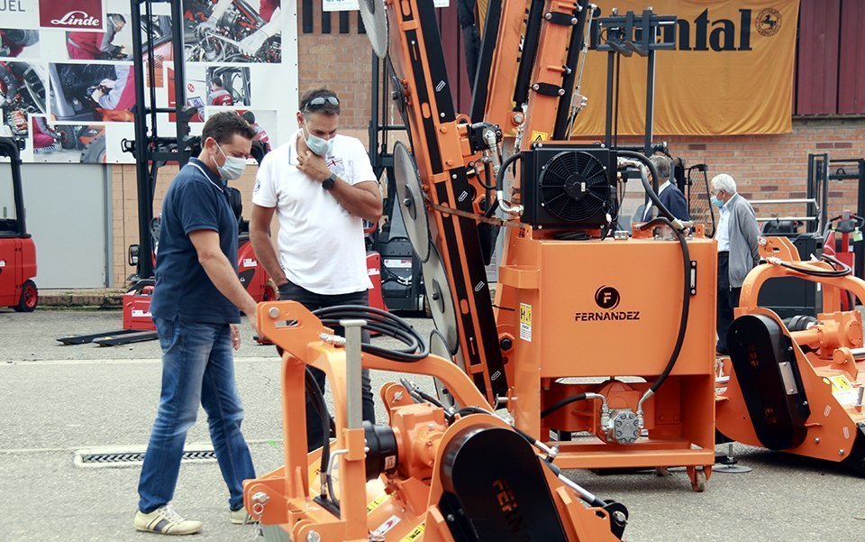 Visitants mirant maquinària agrícola a la Fira de Sant Miquel de Lleida @AnnaBerga