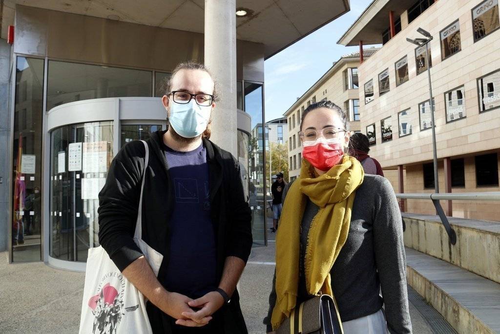 Pla mig d'un dels encausats, amb l'advocada, a l'entrada dels jutjats de Lleida. Imatge del 5 d'octubre de 2021. (Horitzontal) - Laura Cortés