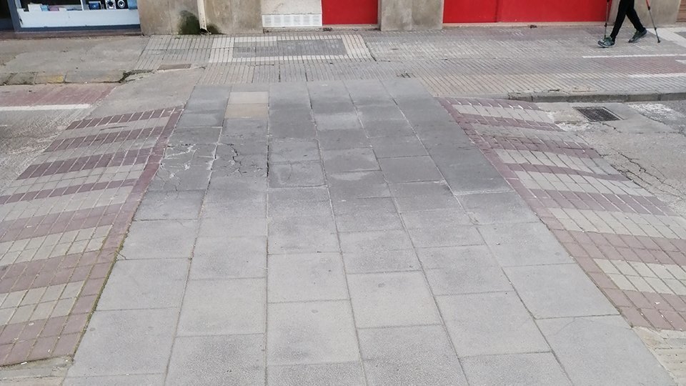Mal estat del pas de vianants a l'avinguda del Canal @veins