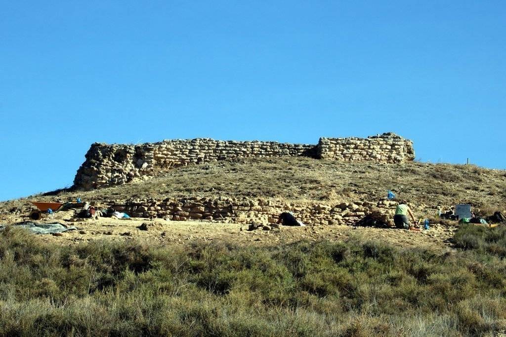 Salvador MiretPla obert de les excavacions al jaciment iber del tossal de la Caperutxa de la Saira, amb les restes de la fortificació andalusina medieval a sobre, el 7 d'octubre del 2021.