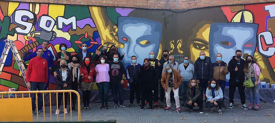 Participants en l'obra mural a la plaça d’Àngel Bonvehí a Mollerussa @EstherBarta