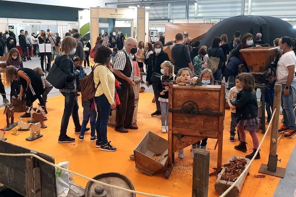 Molí tradicional per fer farina de blat de moro (1) a  la Fira del Medi Ambient de Tàrrega - Foto: Ajuntament de Tàrrega