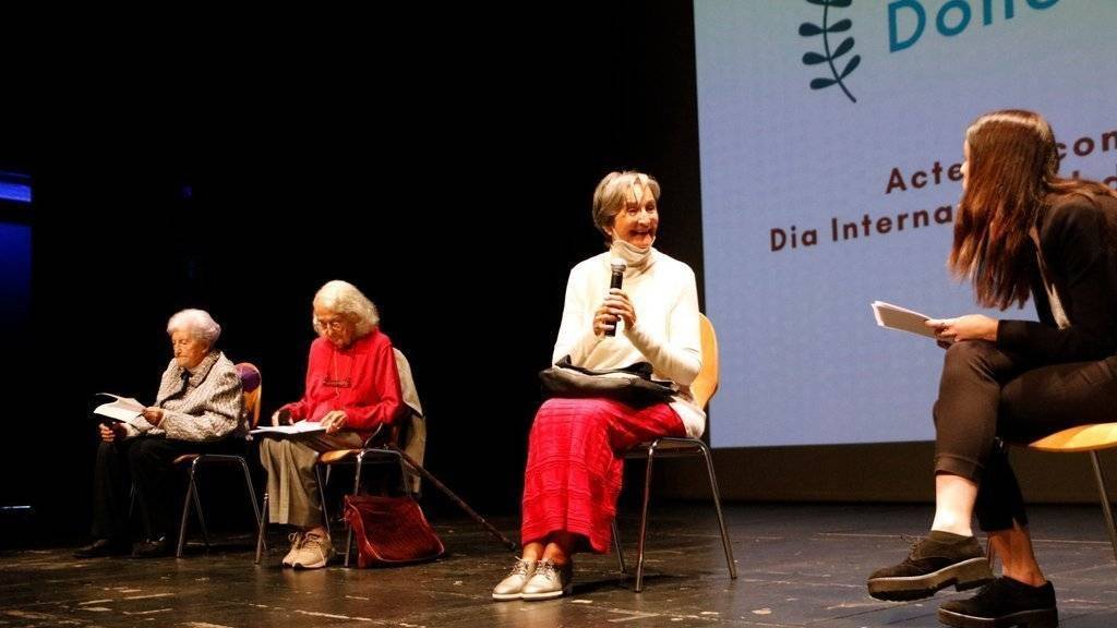 Oriol BoschPla obert on es pot veure un moment del diàleg entre tres de les dones que formen part de l'exposició 'Dones rurals. Dones de Lleida', al teatre Ateneu de Tàrrega, el 18 d'octubre de 2021. (Horitzontal)