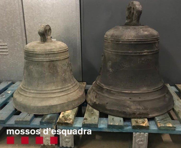 Les dues campanes de l'ermita de Massoteres, recuperades a Miralcamp ©Mossos