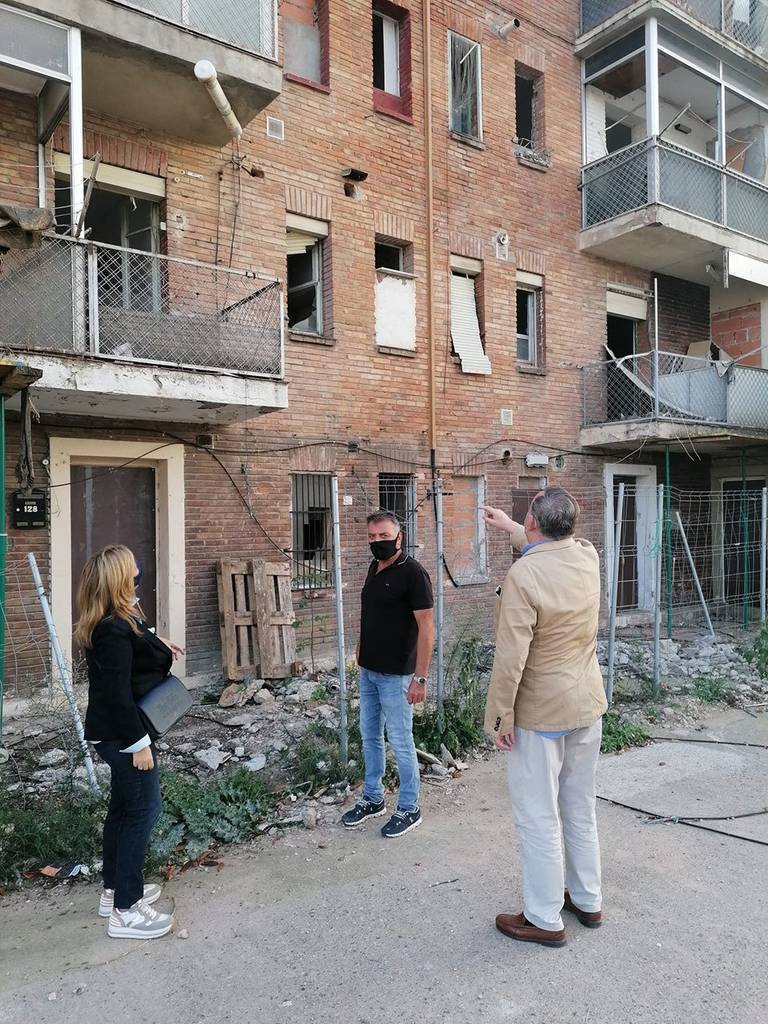 El regidor, Joan Simeon visita els blocs que queden del grup Sant Isidori ©PPMollerussa