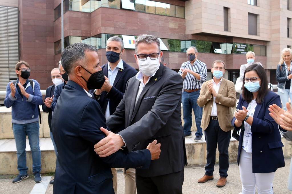 Salvador MiretPla mitjà de l'exalcalde d'Alcarràs, Miquel Serra, rebent l'escalf del president de la Diputació de Lleida, Joan Talarn, davant dels jutjats de Lleida, el 27 de setembre del 2021. (Horitzontal)