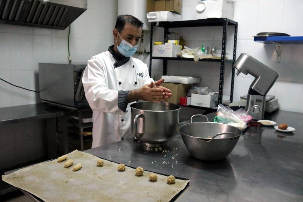 Salvador MiretPla mitjà del forner Toni Frías, del forn de pa Frías de Lleida, durant el procés d'elaboració de panellets a l'obrador de l'establiment, el 27 d'octubre del 2021.