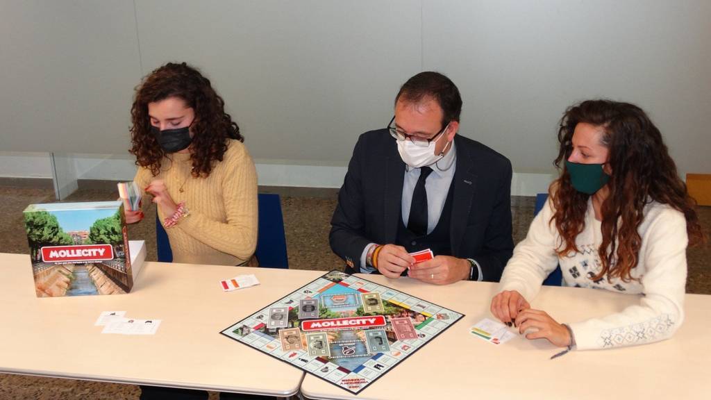 Presentació del joc 'Mollecity', impulsat per Jordi Noguer i Oriol Farràs i creat conjuntament amb Marta Timoneda, amb l'alcalde Marc Solsona i  - Foto: Marina Pallàs Barta