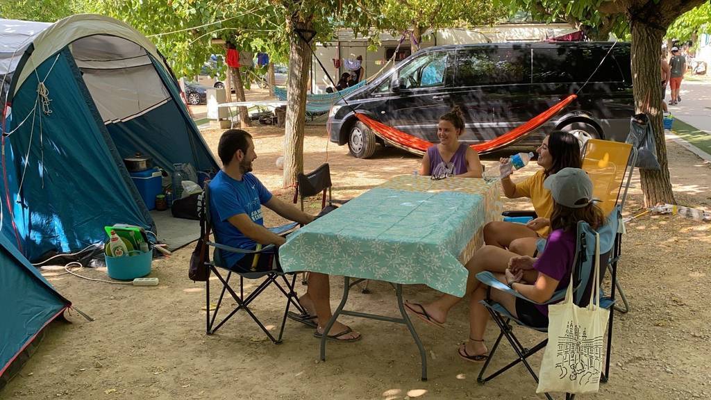 Albert LijarcioPla obert d'un grup de joves que han arribat divendres al Càmping de la Vall d'Àger per passar uns dies de vacances. Imatge del 14 d'agost de 2021. (Horitzontal)