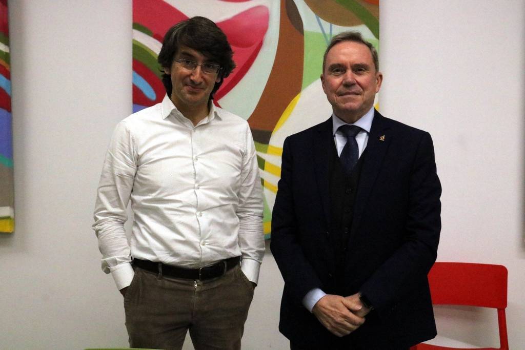 Salvador MiretPla mitjà llarg del director general d'Afrucat, Manel Simón, amb el president del comitè de poma i pera d'Afrucat i de Fepex, Joan Serentill, el 22 de novembre del 2021. (Horitzontal)