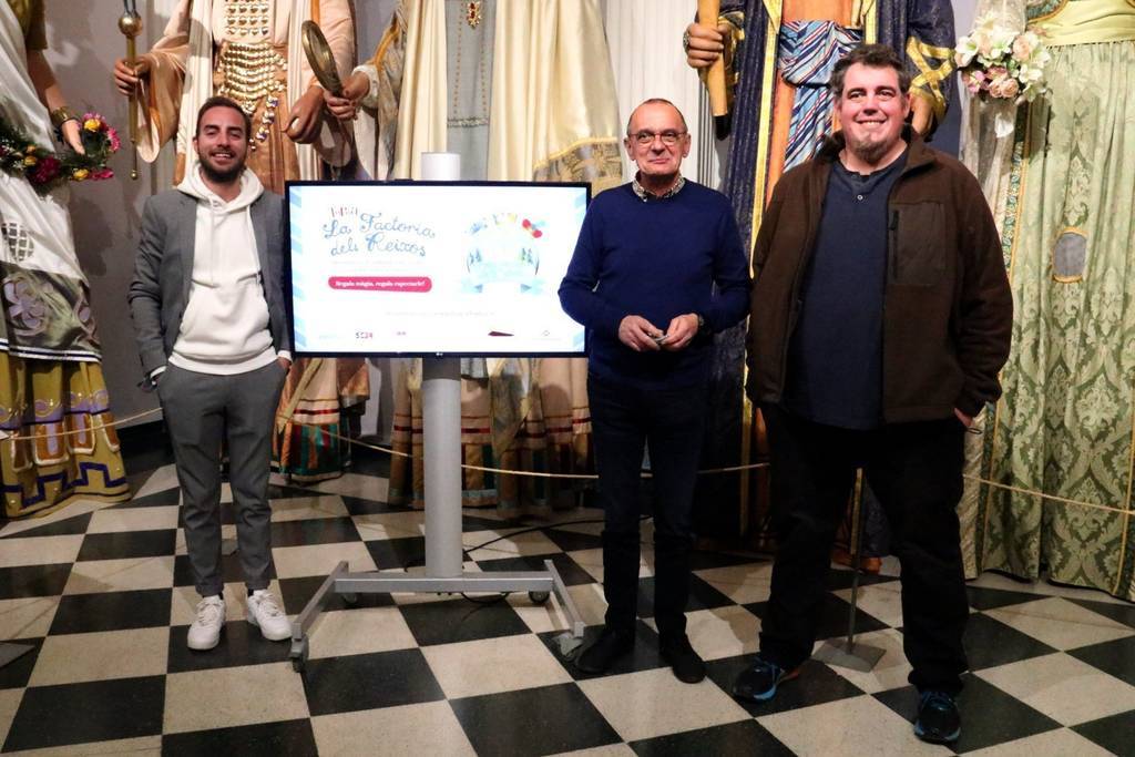 Salvador MiretPla sencer de l'alcalde de Lleida, Miquel Pueyo, amb el regidor de Festes, Ignasi Amor, i el conductor de l'espectacle de 'La Factoria dels Reixos', Ferran Aixalà, a la Casa dels Gegants de Lleida, el 29 de novembre del 2021. (Horitzontal)