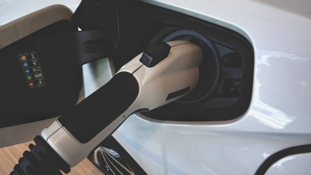 cotxe elèctric recàrrega bateria - Foto: Unsplash