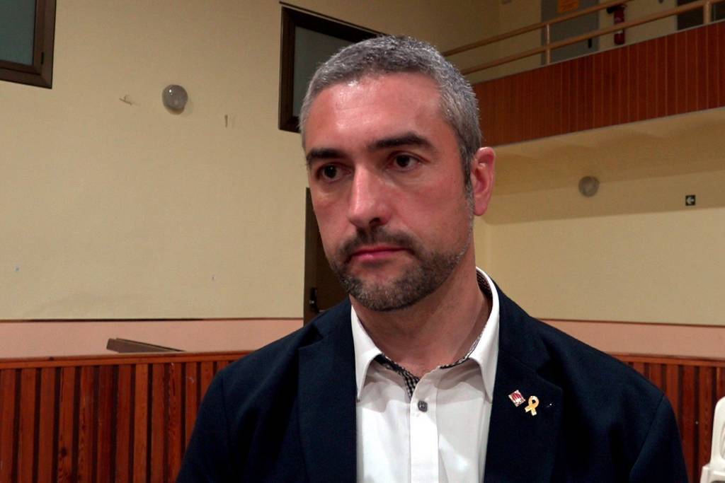 Salvador MiretPla mitjà de l'alcalde de Granyena de les Garrigues, Francesc Esquerda, davant d'un ordinador a l'Ajuntament de la localitat, el 23 de novembre del 2021. (Horitzontal)
