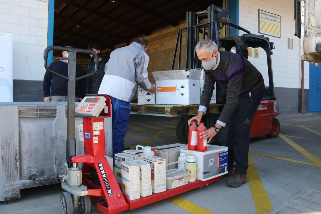 Salvador Miret Pla obert d'un responsable de la cooperativa de Cobins dipositant fitosanitaris caducats o descatalogats en el marc de la prova pilot d'Acció Climàtica, el 30 de novembre del 2021. (Horitzontal)