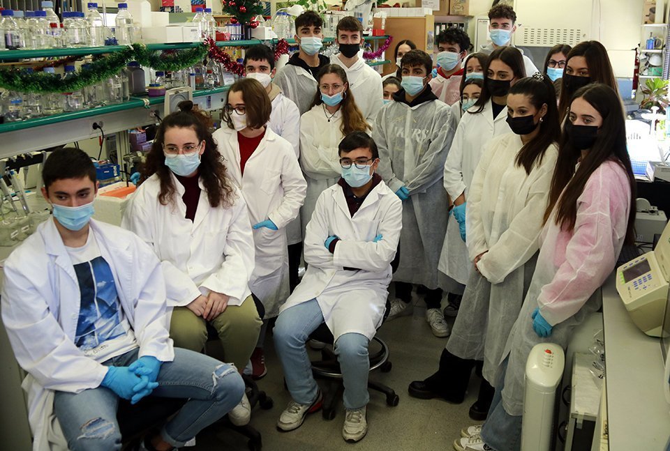 Alumnes de l'INS Manuel de Montsuar escoltant els investigadors del projecte IlerCOVID ©AnnaBerga