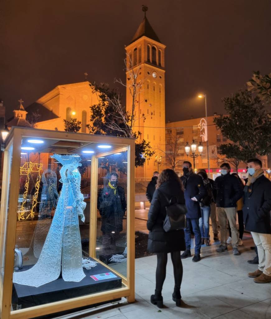 Vitrines que mostren els vestits de paper a Mollerussa @ajmollerussa