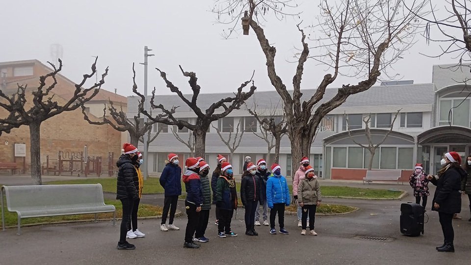 Els alumnes que participen en la cantada de Nadales a Bell-lloc ©AjBell-lloc