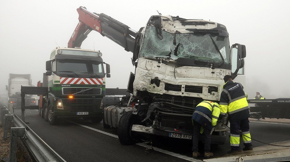 Una grua retirant un dels camions accidentats a l'AP-2 a Castelldans ©LauraCortés