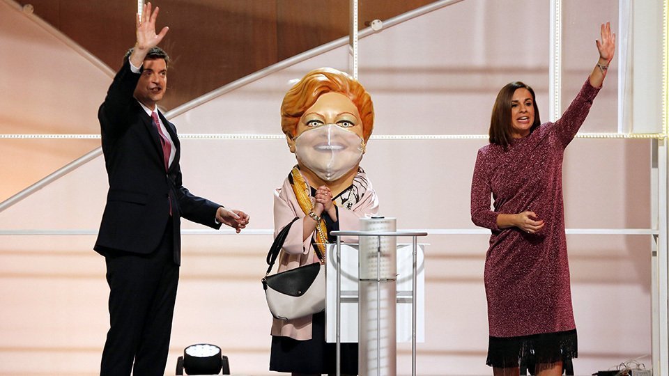 El sorteig de la Grossa, Marc Giró i Laia Ferrer amb la Grossa ©LoteriesdeCatalunya